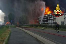 Incendio in azienda vernici nel Vicentino, fumo nero si vede per km