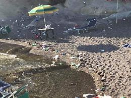 Vergogna allo Scoglione, i bagnanti riducono la spiaggia in una discarica a cielo aperto