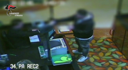 Napoli, carte di credito rubate: 14 misure cautelari