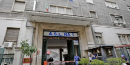 Napoli, minaccia infermiere e lancia panca contro vigilantes