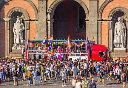 “Tutta n’ata storia”, in migliaia al Pride per le vie della città