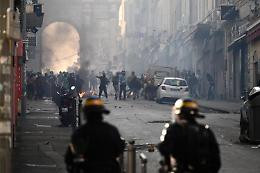 Francia, quarta notte di violenze e saccheggi: quasi 1.000 persone fermate