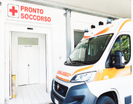 Cade dallo scooter e precipita nella scarpata: lo salvano i poliziotti
