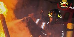 Montesarchio, incendio in un capannone