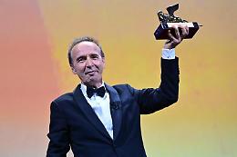 Venezia, Leone d'Oro a Benigni. L'appello-show a Mattarella: «Resti ancora un po', porta bene»