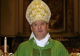 Rifiuti da Roma, il vescovo Di Donna contro de Magistris: «Idea folle»