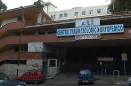 Un 14enne in ospedale con ferite all'addome: indagini in corso