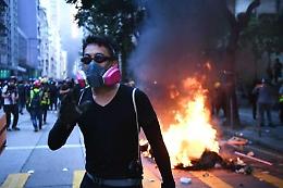 Hong Kong, scontri tra manifestanti e polizia