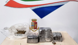 Droga, in casa di un pusher quasi 2 chili di hashish: 3 arresti 