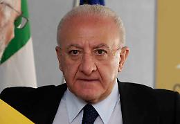 De Luca contro il governo Meloni: gravissimo e irresponsabile riammettere in ospedali medici no vax