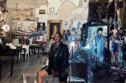 Emma Marrone a Napoli, visita di notte al murale di Maradona
