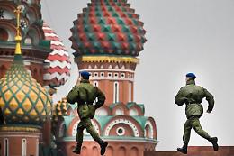 Ucraina, la mossa russa per aumentare l'esercito: «Arruolati per ripagare i debiti»