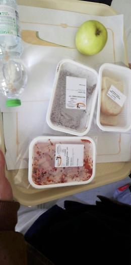 Cibo in contenitori non biodegradabili negli ospedali: riesplode la polemica 
