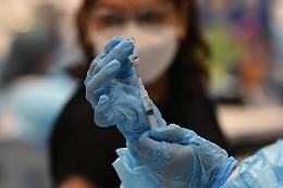 Variante Omicron, obbligo vaccino e terza dose: il punto