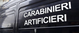 Lattina con fili in auto parcheggiata, artificieri sul posto
