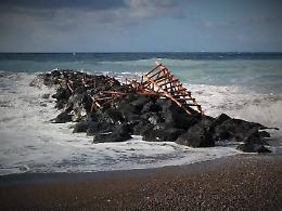 Mareggiata distrugge il "pontile" contestato dagli ambientalisti