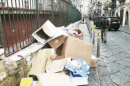 Napoli: anno nuovo, immondizia vecchia