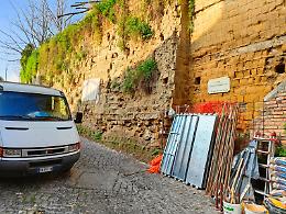 Via alla manutenzione al muro di tufo in Salita Moiariello