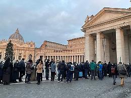 Il lungo “corteo” di fedeli per l’omaggio al Papa Emerito