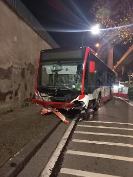 Bus fuori strada a corso Malta: 74enne in prognosi riservata