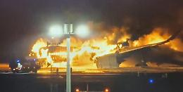 Giappone, aereo in fiamme dopo scontro con velivolo guardia costiera: 5 dispersi
