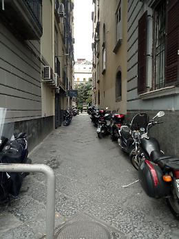 Chiaia, via San Rocco diventa un parcheggio