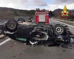 Torre del Greco, l’auto si ribalta e finisce contro il guard rail: terribile schianto per un uomo di 30 anni 