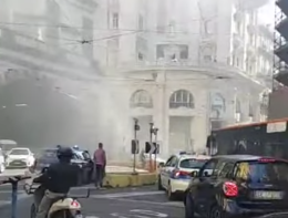 Incendio nella Galleria Vittoria, scooter in fiamme: panico in strada e traffico in tilt