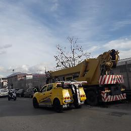 Polizia locale rimuove a Napoli una gru abbandonata