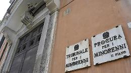 Accoltella un ragazzo di 19 anni, i genitori portano il figlio 15enne in caserma