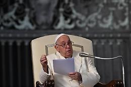 Vaticano, Papa apre Anno giudiziario ma non legge il discorso: «Scusate, ho la bronchite»
