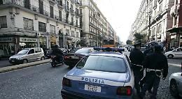Strattona e rapina una turista, arrestato