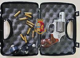 Nascondeva pistola e munizioni in casa, in manette