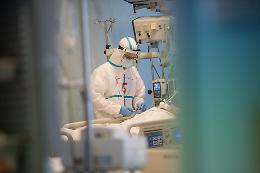 Covid, anestesisti: «Terapie intensive piene, ma primi miglioramenti»