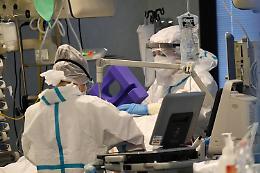 In ospedale per Covid, si strappa tubo ossigeno, cade dal letto e muore. Indagini su ritardo soccorsi 