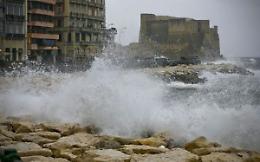 Vento forte e mare agitato, c’è l’allerta meteo: chiusi parchi e cimiteri
