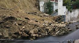 Maltempo, a Casamicciola crolla muro di contenimento. A Pozzuoli chiuso l'ingresso della Tangenziale