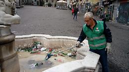La fontana di Monteoliveto pulita per l'ennesima volta 
