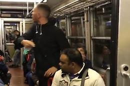 Razzismo sulla Circumvesuviana, signora si ribella: il video è virale