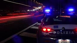 Alla guida senza patente, 19enne non si ferma all'alt e sperona volanti