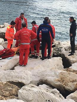Choc sul Lungomare, sub travolto dalle onde: è morto