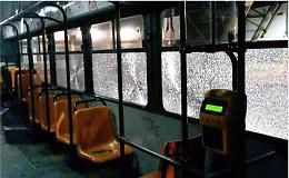 Sassi contro nuovo bus Anm in piazza Nazionale, nessun ferito