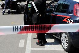 Si fingono carabinieri <br>e rapinano l'auto