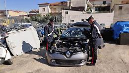 Smontavano auto rubata in un capannone sotto sequestro, tre arresti