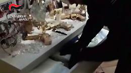 Bomboniere e confetti a forma di pistola, tre arresti per droga