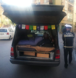 Turisti in giro in carro funebre