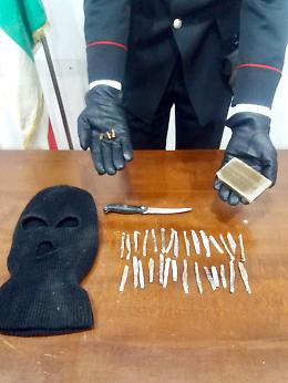 Passamontagna, droga e armi in un rudere ad Ercolano