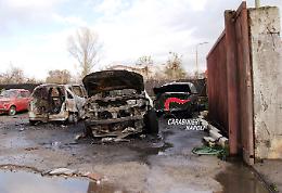 Dà fuoco alle auto della ex e del suo nuovo compagno