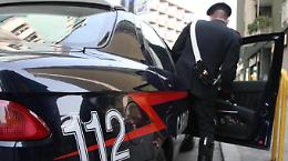Minaccia i passanti con un bastone, intervengono i carabinieri