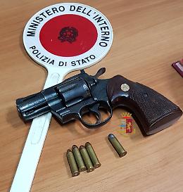 Armato pattugliava di notte il quartiere, arrestato il nipote del boss Contini